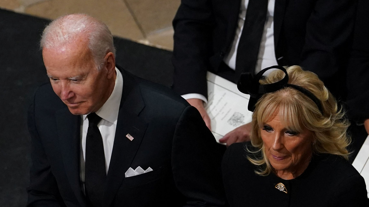 Joe Biden poniżony na pogrzebie królowej Elżbiety II? Siedział w 14. rzędzie. Donald Trump wyśmiał swojego następcę