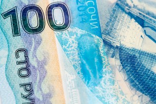 Rubel gwałtownie tanieje. Kolejna bariera psychologiczna przekroczona