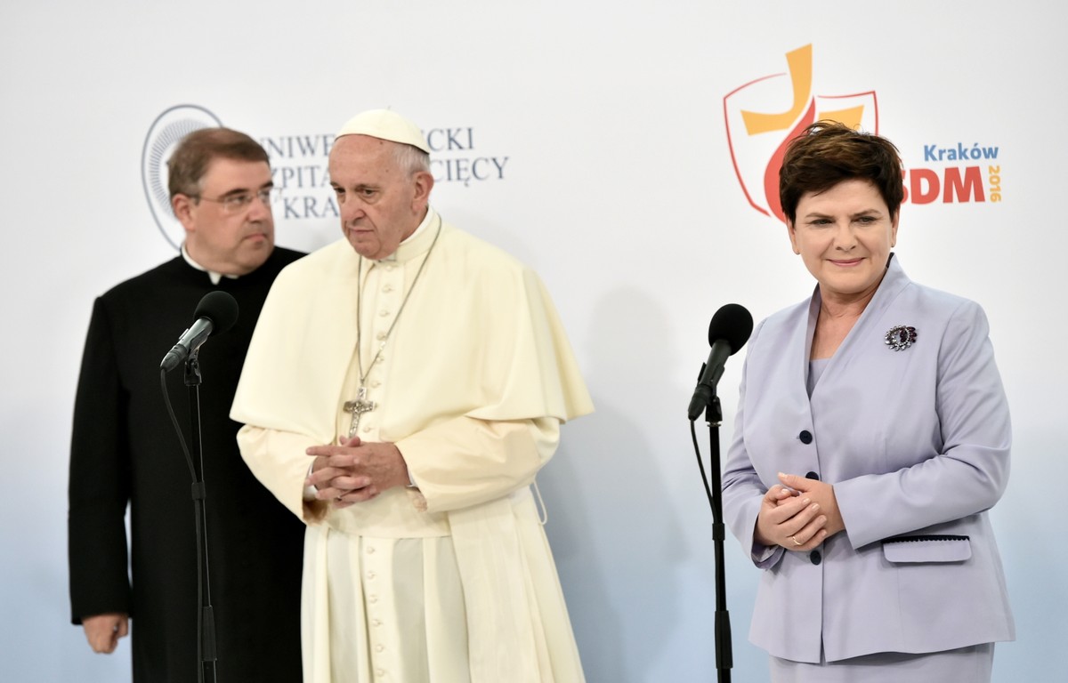 Premier Beata Szydło i papież Franciszek podczas wizyty w Uniwersyteckim Szpitalu Dziecięcym w Krakowie Prokocimiu.