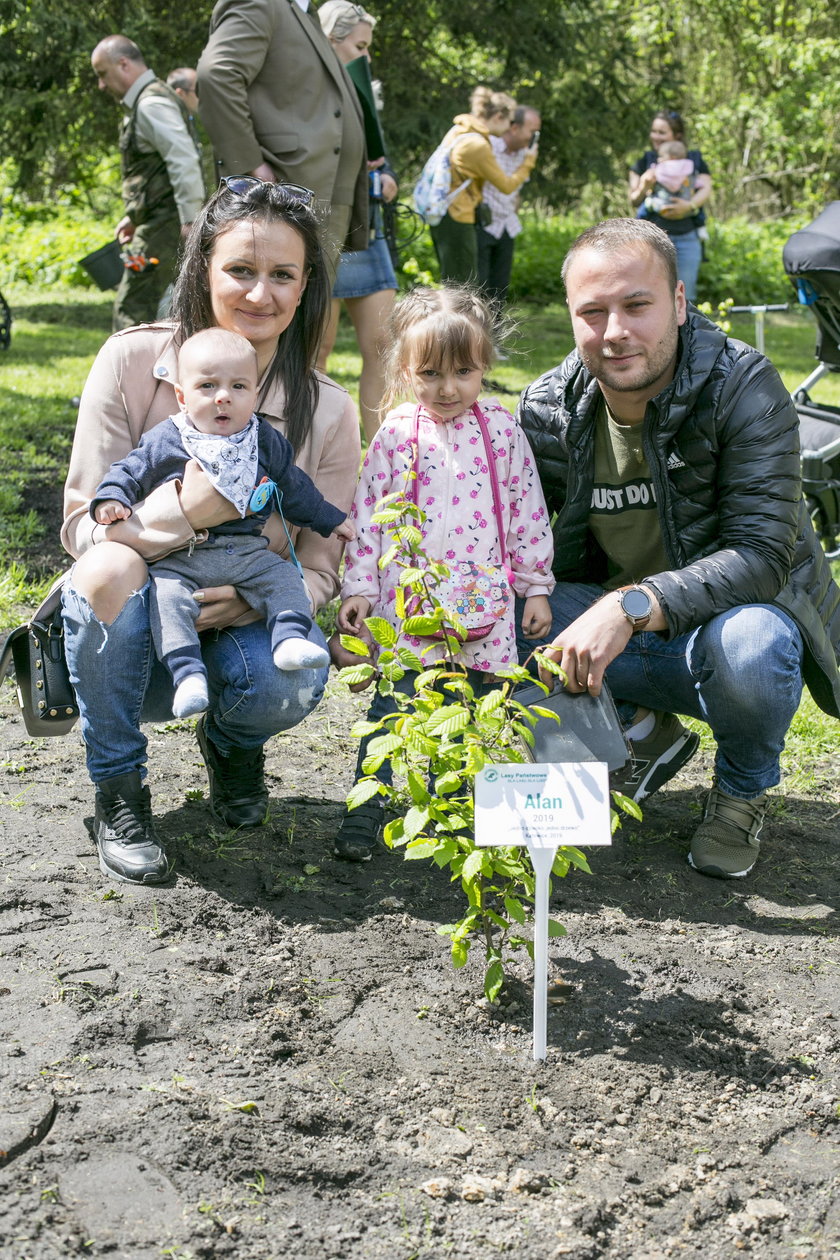 Katowice. Akcja Lasów Państwowych „Jedno dziecko, jedno drzewo”