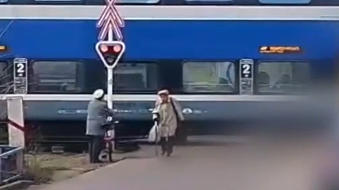 Centiken múlt a tragédia: egy bottal közlekedő néni lépett a vonat elé Monoron  – Videó a döbbenetes esetről
