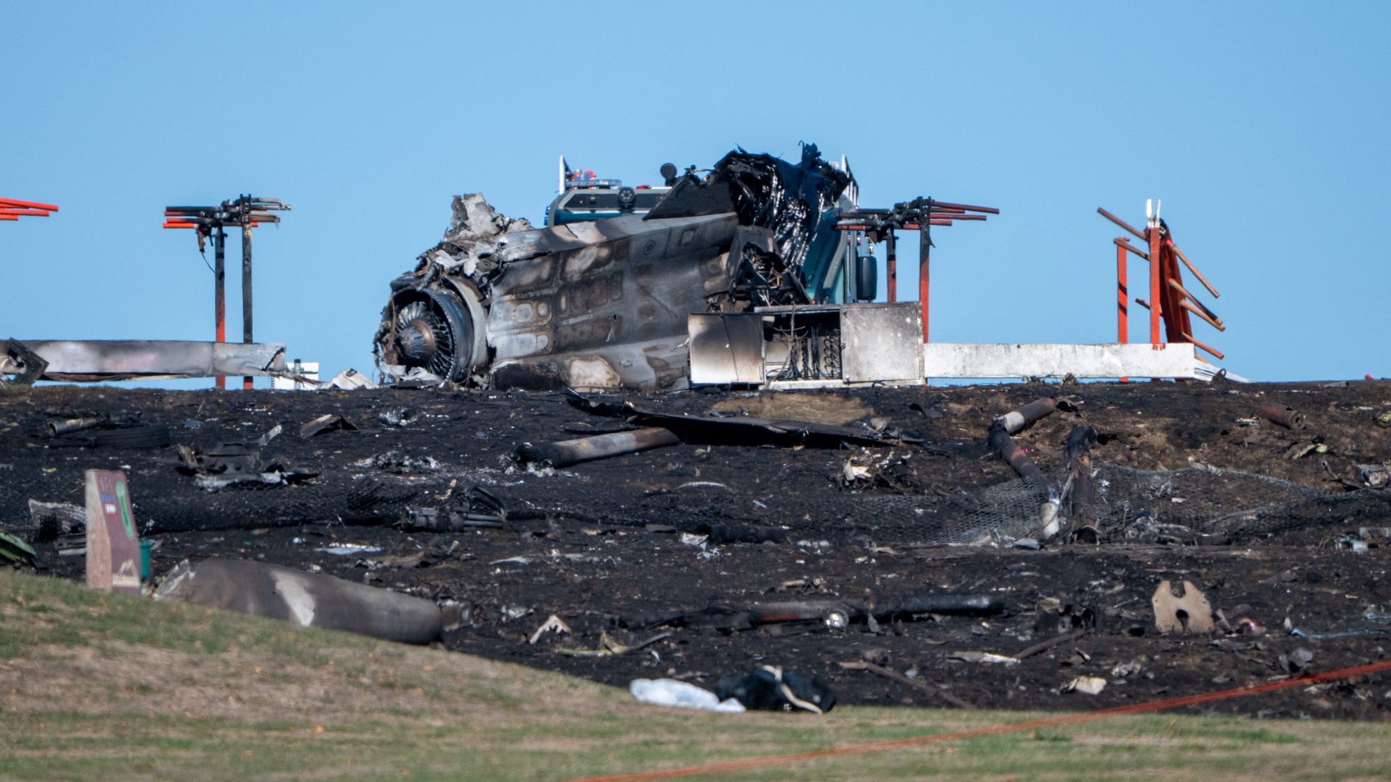  Na snímke vrak americkej stíhačky po páde neďaleko  americkej leteckej základne Spangdahlem v západnom Nemecku.