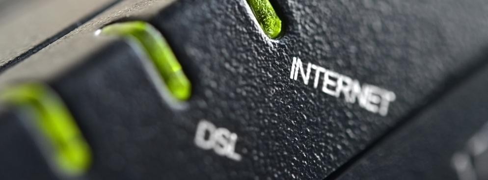 <b>Czerwiec 1996 - TP SA</b>
<br><br>
Telekomunikacja Polska SA uruchamia ogólnodostępny numer 0-20-21-22, który umożliwia dostęp do internetu wszystkim osobom dysponującym modemem telefonicznym. W grudniu tego samego roku Polbox udostępnia pierwsze darmowe konta e-mail.