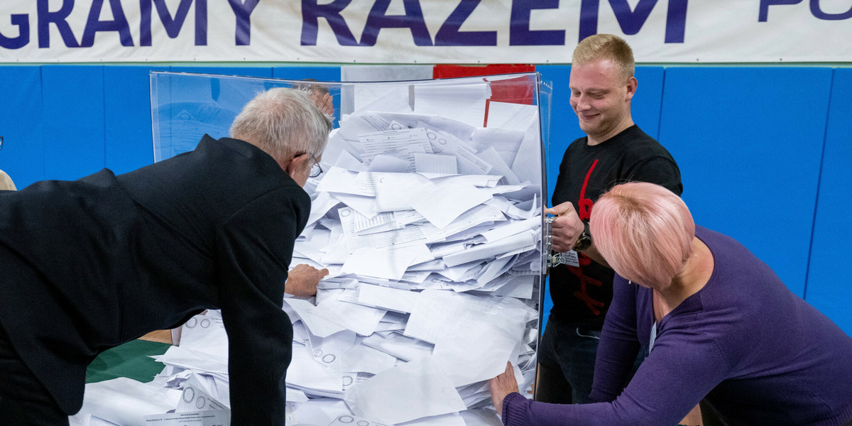Otwarcie urn wyborczych po zakończeniu głosowania