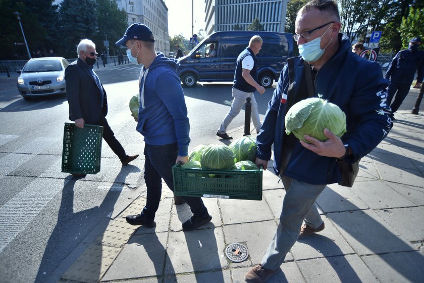 Kapuściany protest przed Sejmem