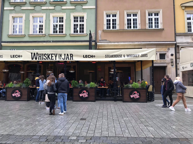 Kolejka do jednego z lokali - Wrocław