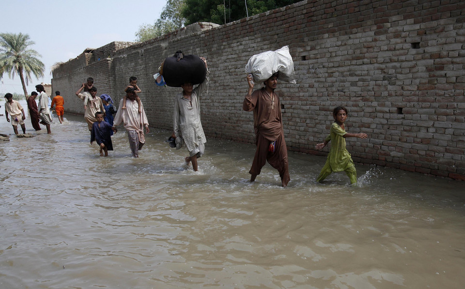 2010-08-10T073008Z_01_KAR202_RTRIDSP_3_PAKISTAN-FLOODS.jpg