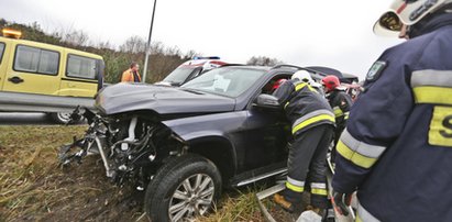 Pijany kierowca roztrzaskał mercedesa o barierki. W szpitalu pilnują go policjanci