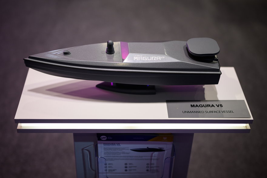 Model bezzałogowego statku nawodnego Magura V5 podczas targów Defence and Security Equipment International w Londynie, 12 września 2023 r.