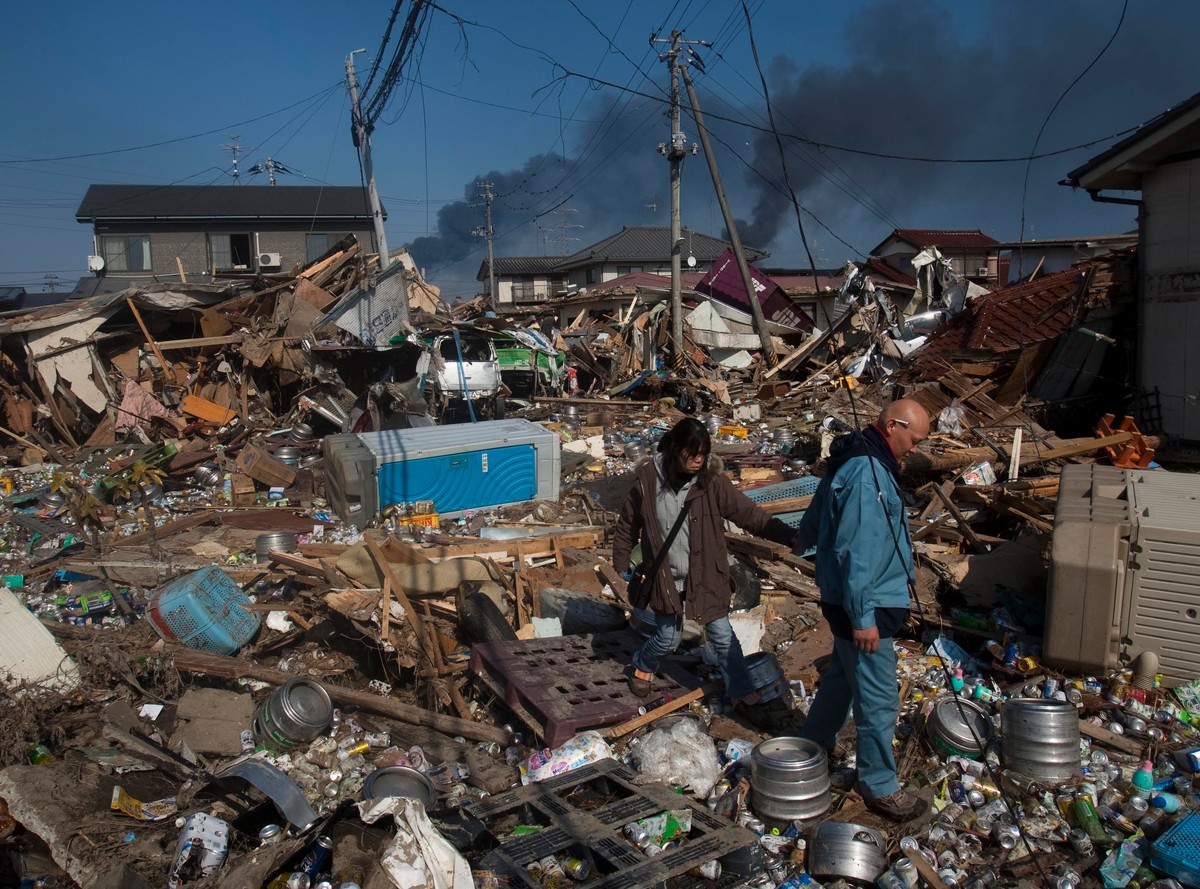 Zgliszcza w Sendai w północno-zachodniej Japonii dwa dni po tragicznym trzęsieniu ziemi i tsunami