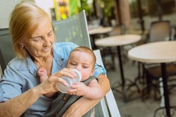 Ważne zmiany od 1 lipca. Urlop rodzicielski w tym kraju także dla dziadków