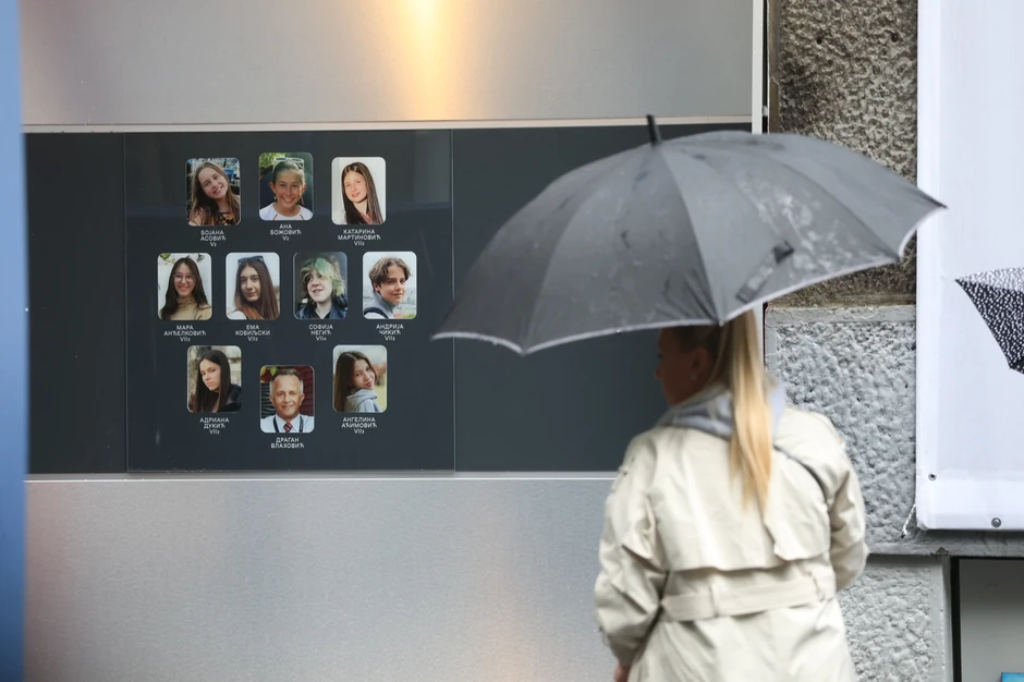 Plato ispred OŠ "Vladislav Ribnikar"