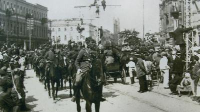 Defilada Wojska Polskiego na Chreszczatyku, Kijów, 9 maja 1920 r. (reprodukcja)