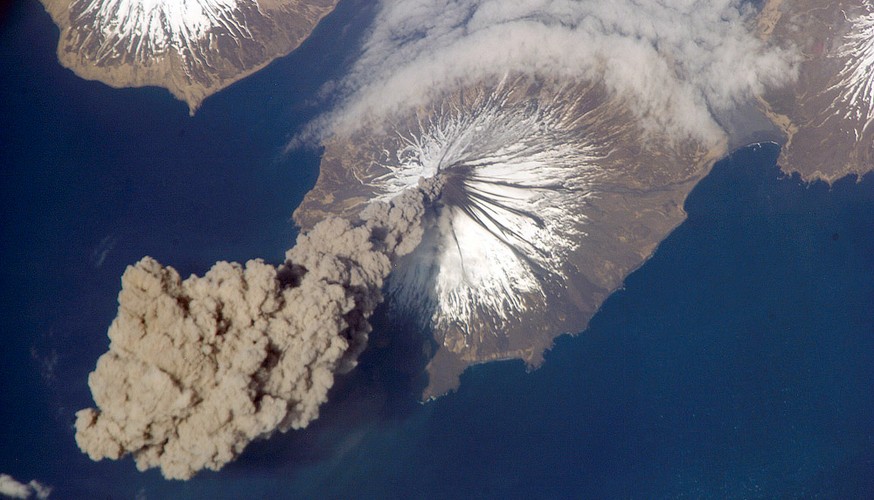 Erupcja wulkanu Cleveland uwieczniona z pokładu Międzynarodowej Stacji Kosmicznej