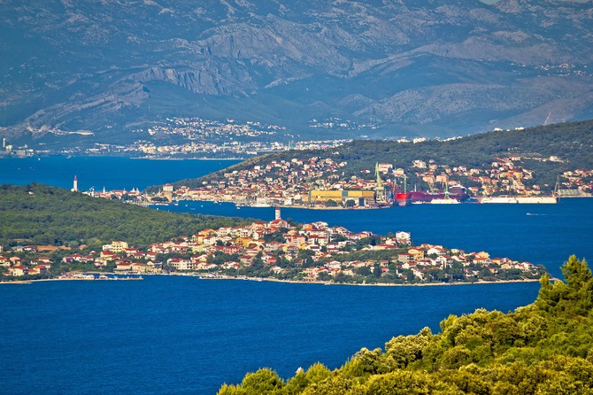 Trogir, grad duge istorije, između kopna i Čiova