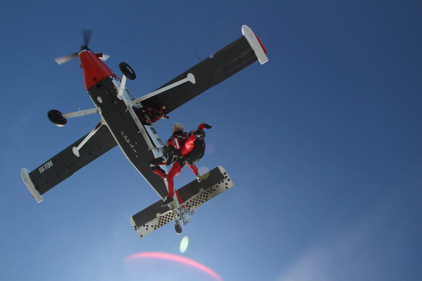 90-latek z Malborka skoczył ze spadochronem