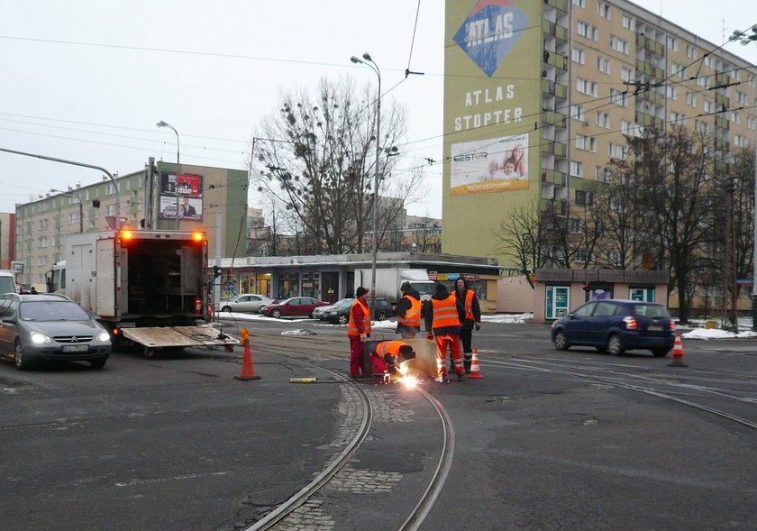 spawają tory na skrzyżowaniu