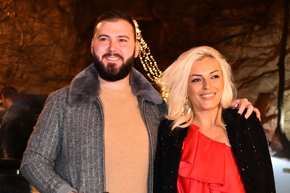 MARKO GAČIĆ OBJAVIO SLIKU SA NOVOM DEVOJKOM Sve pršti od ljubavi DOK SE GRLE i ne mare za komentare: Saška ga nežno drži za lice
