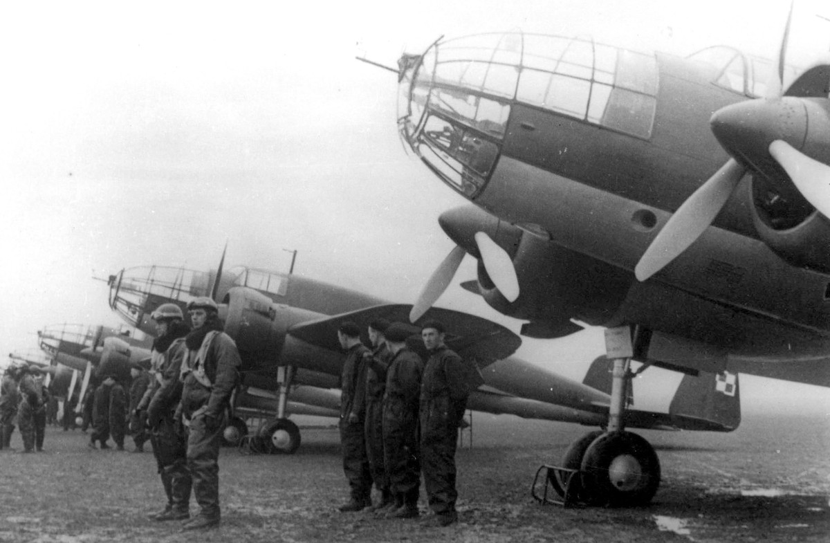 Załogi samolotów PZL-37 „Łoś” z 210 Dywizjonu Bombowego przy maszynach. Warszawa, 1939 r.