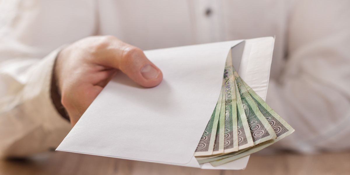Społeczne przyzwolenie na płacenie pod stołem wciąż jest w Polsce stosunkowo wysokie