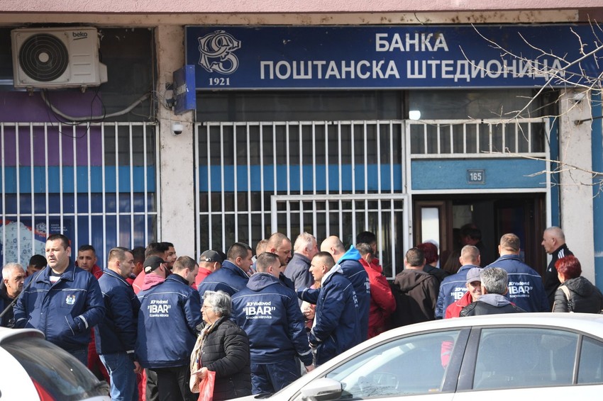 Zbog ukidanja dinara Srbi na Kosovu već mesecima u redovima čekaju na isplatu plata, penzija i socijalnih davanja