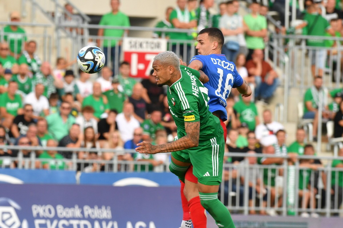 Zawodnik Radomiaka Radom Pedro Henrique (L) i Patryk Dziczek (P) z Piasta Gliwice podczas meczu 7. kolejki piłkarskiej Ekstraklasy w Radomiu