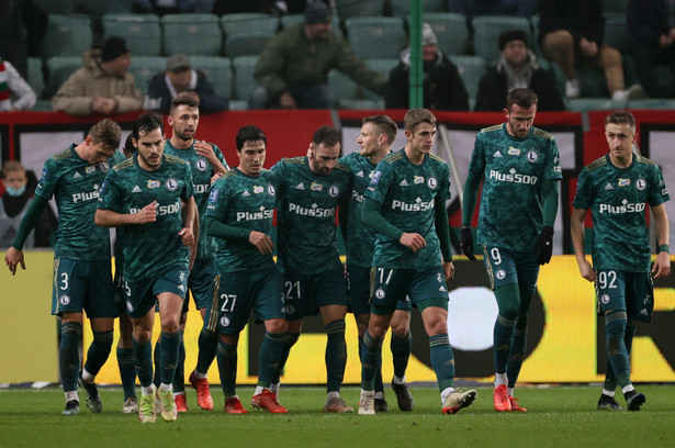 Piłkarze Legii Warszawa cieszą się z gola Rafaela Lopesa (C, #21) podczas meczu Ekstraklasy z KGHM Zagłębiem Lubin