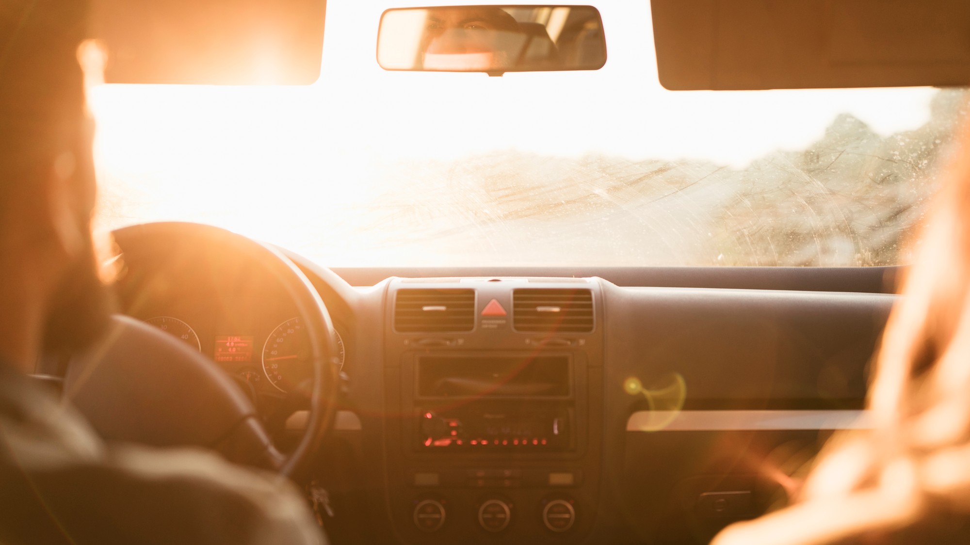 Tieto veci nikdy nenechávajte v aute počas horúčav: Môžu sa stať nebezpečnými alebo sa zničiť.