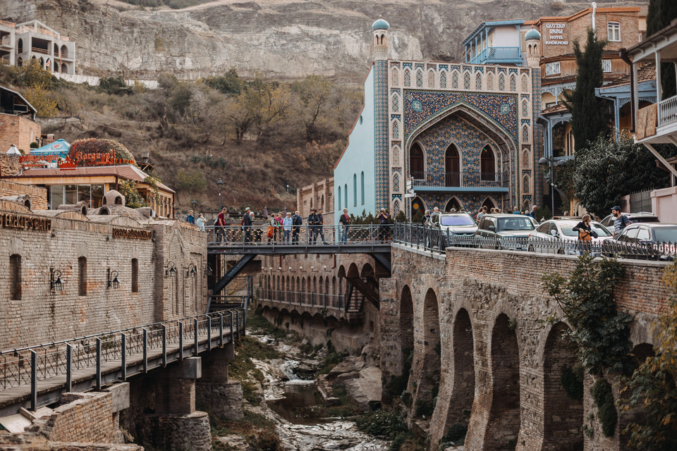 Tbilisi z widocznym po prawej budynkiem gruzińskich łaźni