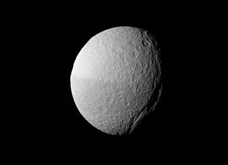 Tetyda — jeden z wielu księżyców Saturna