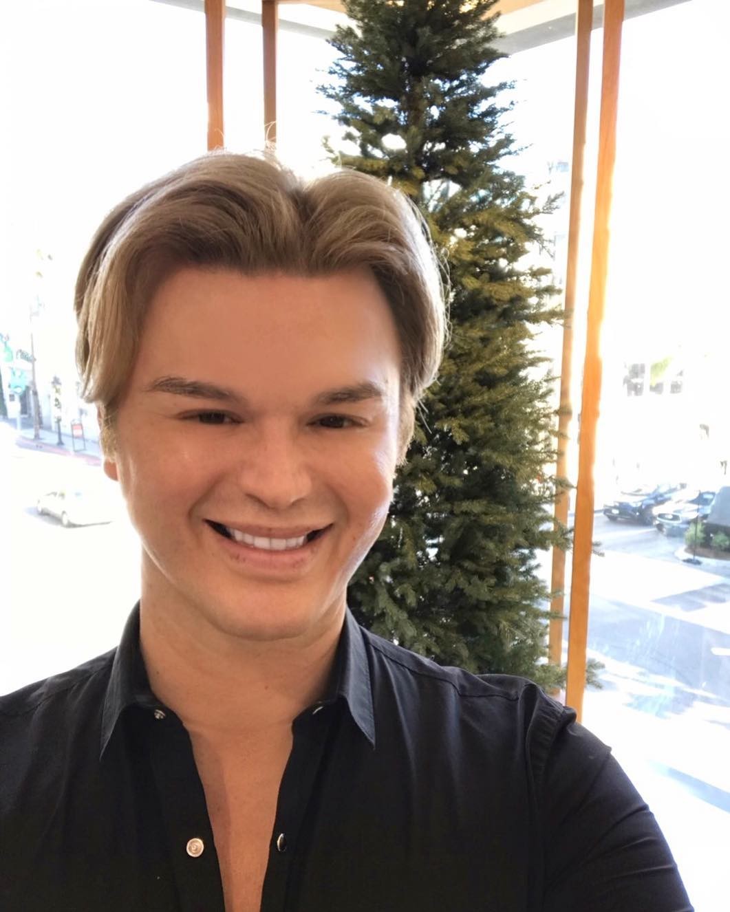 Celebritný kaderník Kim Vō.