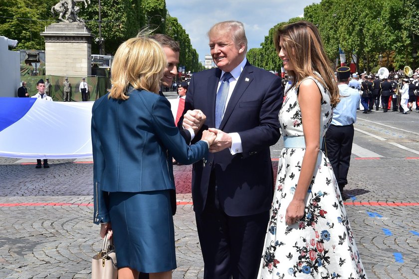 Uścisk Donalda Trumpa z Emmanuelem Macronem