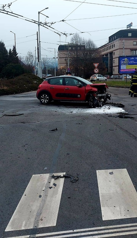 Vodič pri úteku pred políciou zrazil v Banskej Bystrici chodcov.