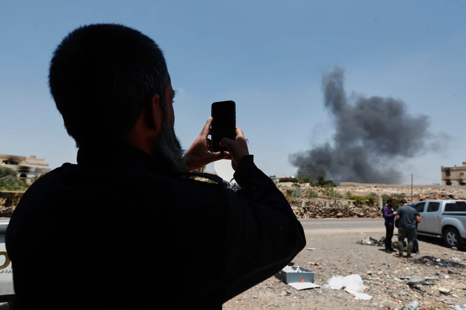 Dim od zapaljenih kuća u selu Mazra u predgrađu grada Sveida na jugu Sirije 20. jula