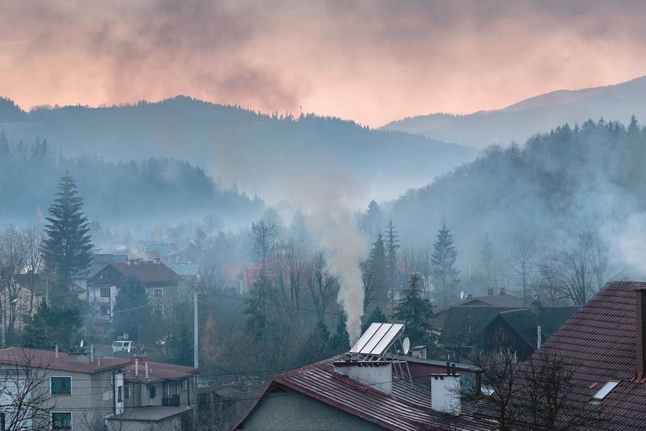 Smog w Polsce tworzy głównie dym pochodzący z domowych pieców spalających węgiel i drewno