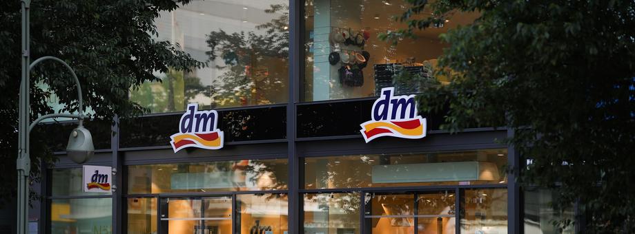 Niemiecka sieć sklepów Drogerie Markt (dm) i posiadane udziały w firmie są przyczyną znalezienia się 18-letniego Kevina Davida Lehmanna na liście najbogatszych ludzi świata 