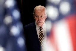 Joe Biden przed inwazją ujawnił raporty wywiadu dowodzące, że Rosja naprawdę zaatakuje, czego Ameryka nigdy wcześniej nie robiła. Pozbawił przeciwnika elementu zaskoczenia.