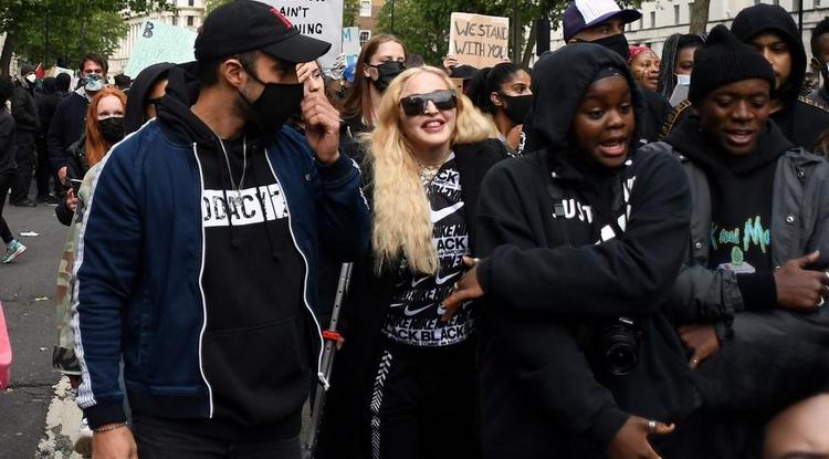 Madonna mankóval ment el tüntetni a rasszizmus ellen
