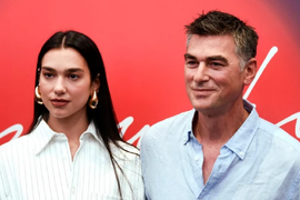 Dua Lipa dobila državljanstvo takozvane države Kosovo: Njen otac Đukadin tražio da mu daju 17 HEKTARA U PRIŠTINI, ona tvrdila da su AJVAR I ĆEVAPI ALBANSKA JELA i podržavala PROVOKACIJE ŠAĆIRIJA