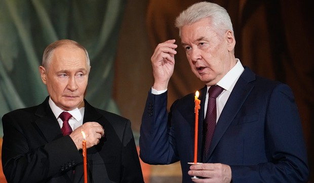 Ruski predsednik Vladimir Putin i gradonačelnik Moskve Sergej Sobjanin u Hramu Hrista Spasitelja u Moskvi 11. aprila 