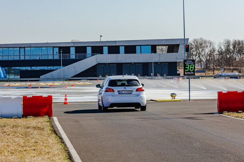 Ośrodek doskonalenia techniki jazdy Driveland w gminie Radziejowice