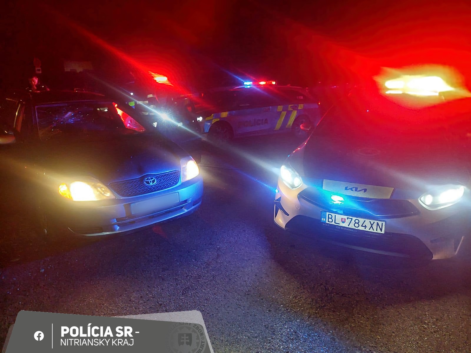 Policajti v Šali použili donucovacie prostriedky, aby dostali vodiča von z auta.