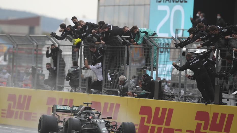 Lewis Hamilton hétszeres világbajnok lett. / Fotó: EPA/Tolga Bozoglu.