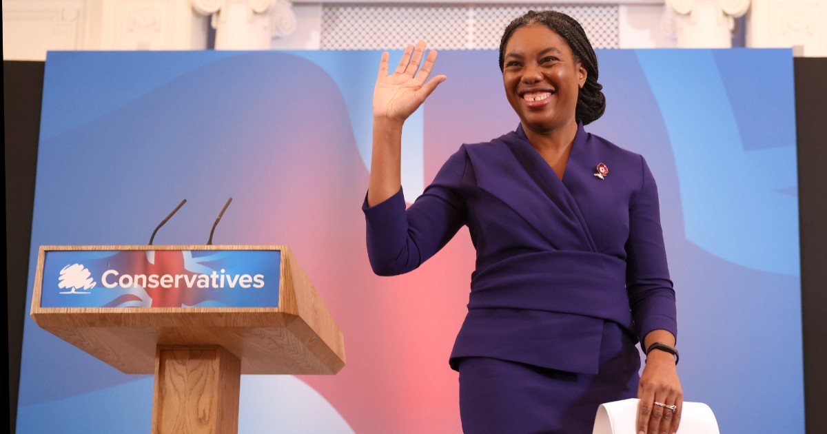Kemi Badenoch fez história ao se tornar a primeira mulher negra a liderar um grande partido político no Reino Unido. A sua ascensão meteórica à posição de líder da oposição trouxe uma lufada de ar fresco e entusiasmo ao cenário político britânico. Badenoch, de ascendência nigeriana, baseia-se na sua vasta experiência para revitalizar os ideais conservadores e traçar um novo rumo para o seu partido. Apesar das controvérsias em torno das suas recentes observações sobre o seu passado na Nigéria, a sua determinação e visão renovada impulsionam-na para um futuro promissor. A sua liderança incorpora diversidade, resiliência e determinação, abrindo caminho para uma era de representação e progresso na esfera política britânica.