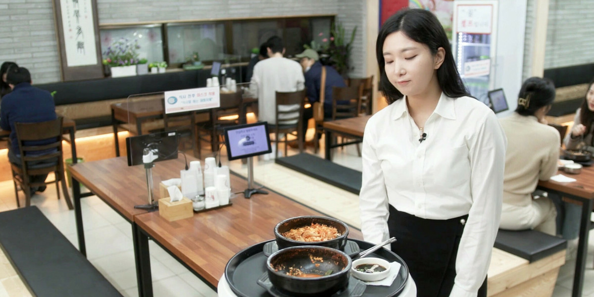 Robot serwujący posiłki w koreańskiej restauracji