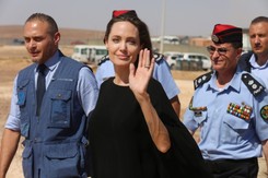 Angelina Jolie z wizytą w obozie syryjskich uchodźców. 'Są tu dzieci, które nie znają innego życia niż ta pustynia' [ZDJĘCIA]