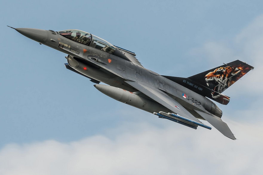 Holenderskie Siły Powietrzne odebrały 177 egz. F-16A i 36 egz. F-16B, z których w latach 1992–1997 180 egz. przeszło modernizację SLIP, a spośród nich w latach 1998–2003 114 egz. F-16A i 25 egz. F-16B poddano modernizacji MLU. Na zdjęciu holenderski dwumiejscowy F-16BM w okolicznościowym malowaniu statecznika z okazji 65-lecia 313. Eskadry