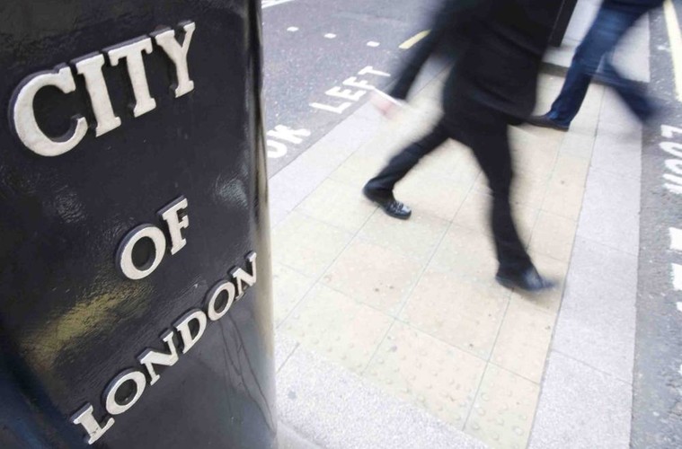 Ostatecznie czekają nas długie negocjacje z prawdopodobnymi kompromisami po obu stronach. Zwolennicy opcji pośredniej spodziewają się, że Wielka Brytania zgadza się na pewne ustępstwa ws. imigracji, a w zamian otrzymuje dostęp do wspólnego rynku w pewnych obszarach. Banki na przykład mogłyby umówić się na wypracowanie podobnych regulacji, jakie obowiązują w Unii Europejskiej.