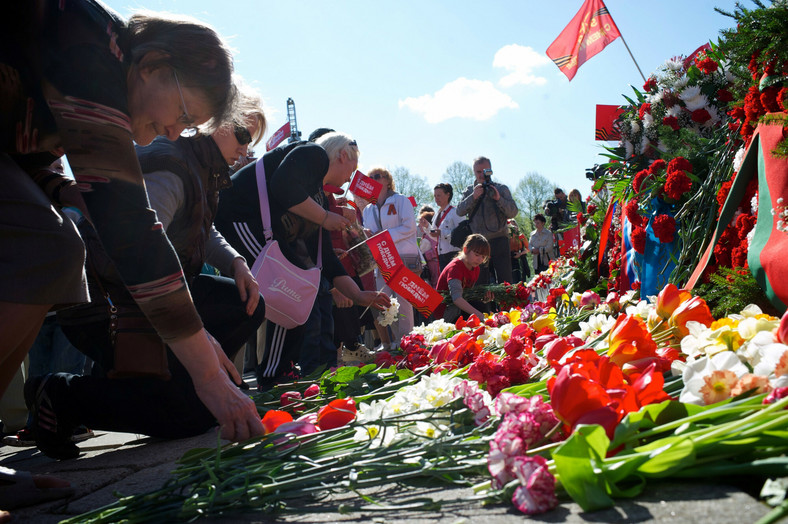Ludzie składający kwiaty pod pomnikiem 9 maja 2012 r.