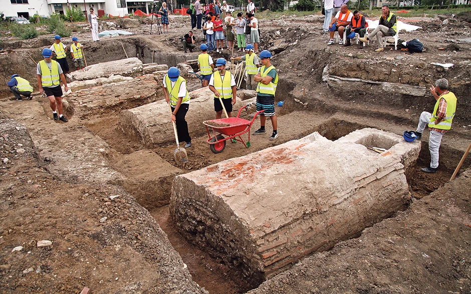Na više od 820 kvadratnih metara pronađeno 75 grobnih celina, a arheološki je istraženo 70